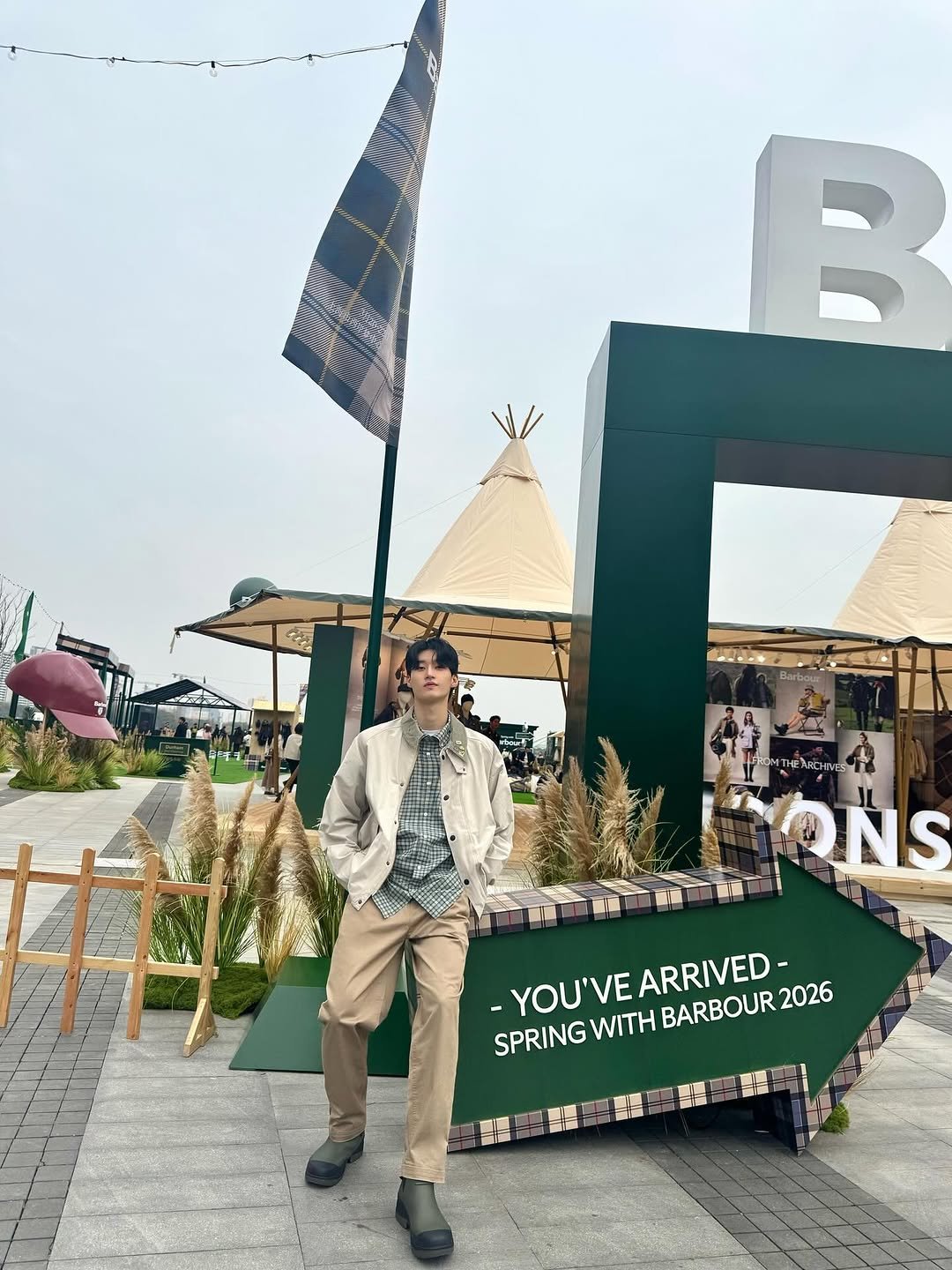 Photo shared by 주윤찬 on March 22, 2026 tagging @barboursouthkorea. May be an image of outdoors and text that says 'DONS SPRINGWITHBARBOUR20 -YOUVEARRIVUR202 -YOU'VE - SPRING WITH BARBOUR YOU'VEARRIVED- ARRIVED- 2026'.