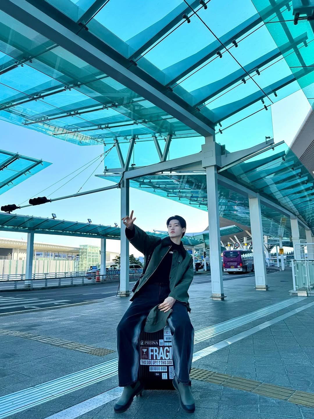 Photo shared by 주윤찬 on March 20, 2026 tagging @barboursouthkorea. May be an image of standing, wingtip shoes, terminal and text.