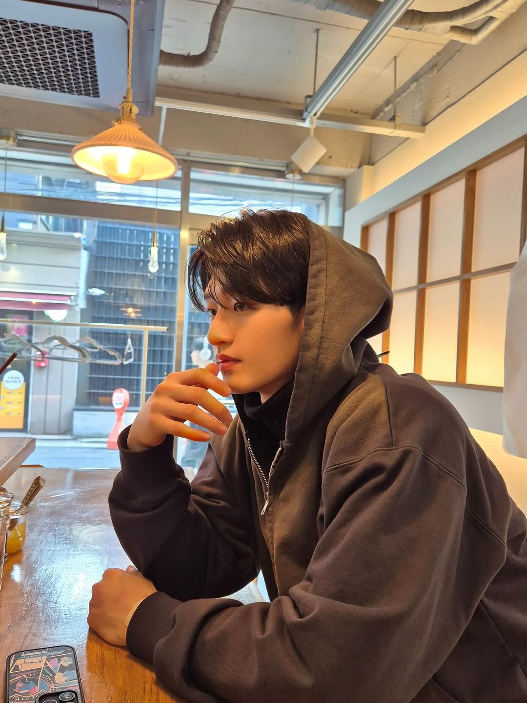 Photo by 주윤찬 on February 19, 2026. May be an image of duffle coat, parka and text.