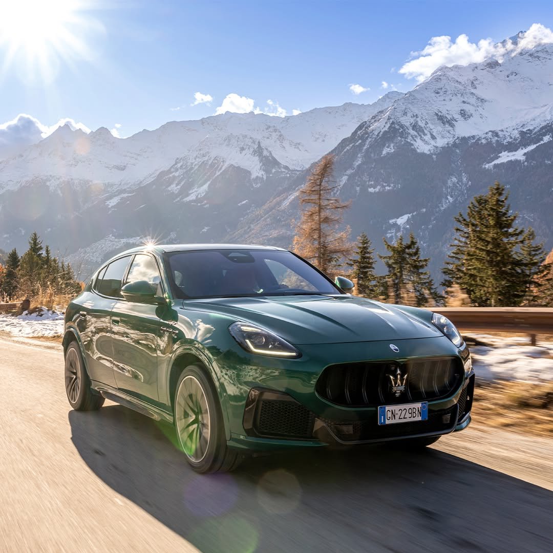 Photo by Maserati Japan | マセラティ ジャパン on January 02, 2026. May be an image of sedan, wheel, road and text that says 'CN-229BN H6'.