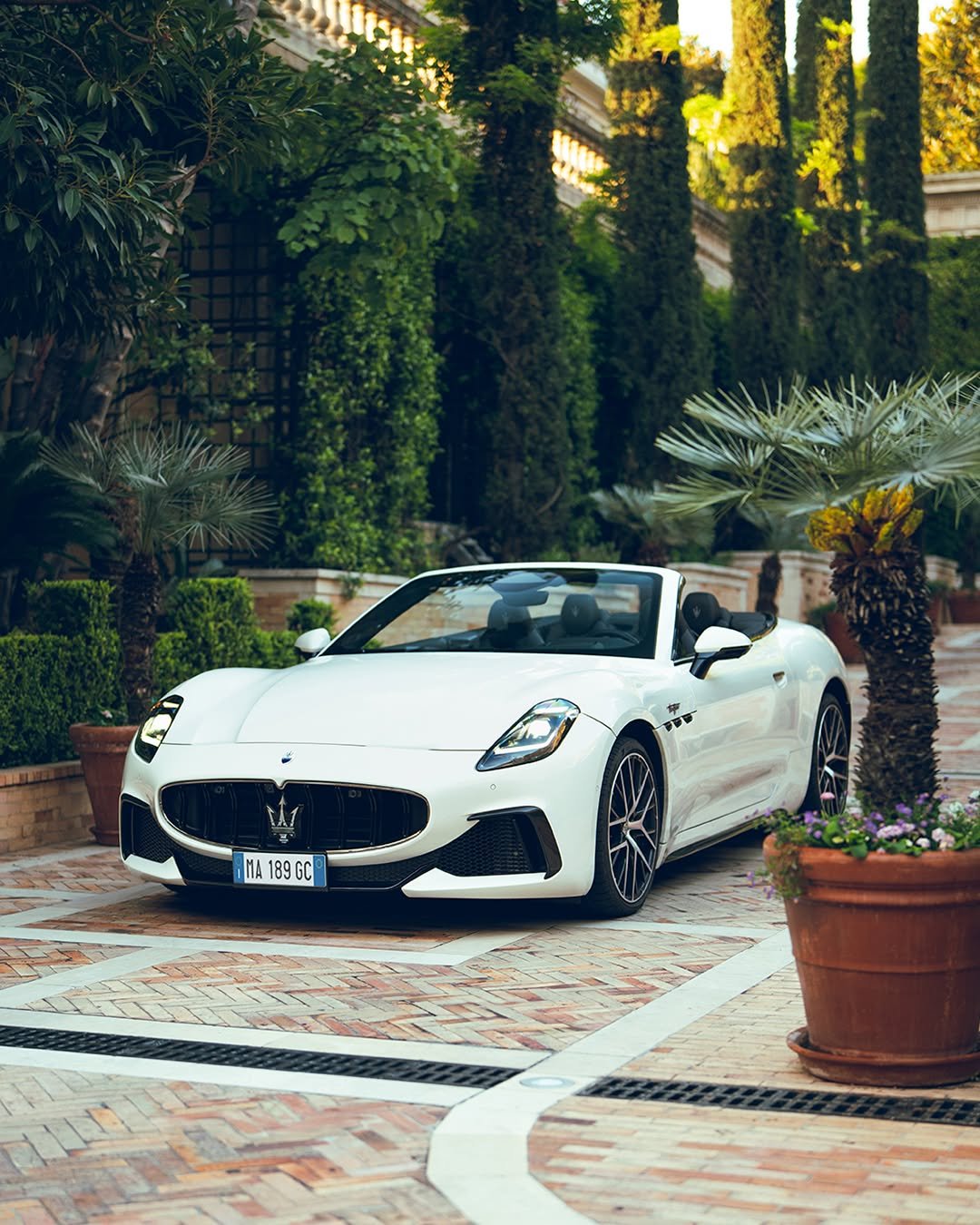 Photo by Maserati Japan | マセラティ ジャパン on April 24, 2026. May be an image of car, convertible, roadster, wheel, road and text.