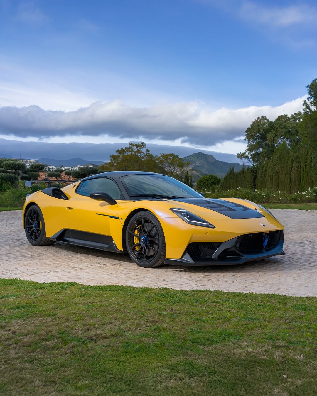 Photo by Maserati Japan | マセラティ ジャパン on January 06, 2026. May be an image of wheel, race car, roadster, convertible, road and text.