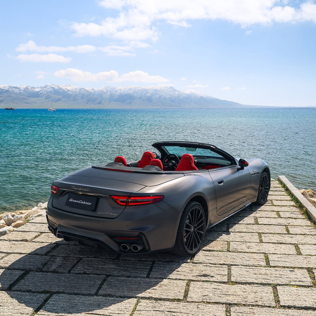 maseratijp 게시물 이미지: GranCabrio
肌を照らす太陽
髪を揺らす潮風
胸を震わすV6エンジンの鼓動

詳細はプ...