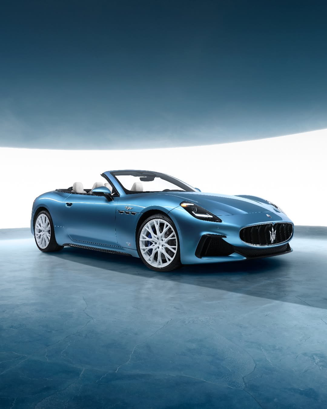 Photo by Maserati Japan | マセラティ ジャパン on February 18, 2026. May be an image of car, convertible, roadster, wheel and text.