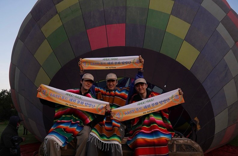 Photo by 이광수 on November 18, 2025. May be an image of ‎balloon and ‎text that says '‎세계호비에오! NAPP .푸드해외문화담방단 세계로! 세계로미래로! 미매로! 푸드 해외 문화 탐방단 ا TE: พยู 세계로! 해외 씨계로!미래로! 드해외문화탐방단 미래로! 문화 문화탐방단 탐방단 KAPP 푸드 동정:예12"공개장‎'‎‎.