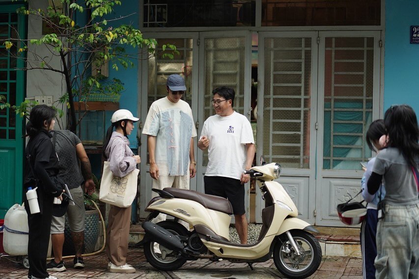 Photo by 이광수 on November 17, 2025. May be an image of one or more people, motorcycle, scooter, street and text.