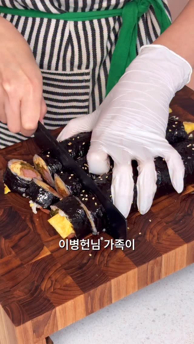 masnangu_ 게시물 이미지: 박찬욱 감독님도 극찬하고
김밥 가게 차리라고 하셨다던 김치김밥 🍙

집에 늘 있는...