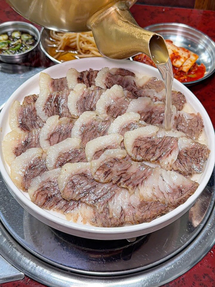 mat.planner 게시물 이미지: 여기 진짜 보물 같은 곳,, 따끈한 투쁠 한우 수육에
육수를 그대로 부어 먹는...