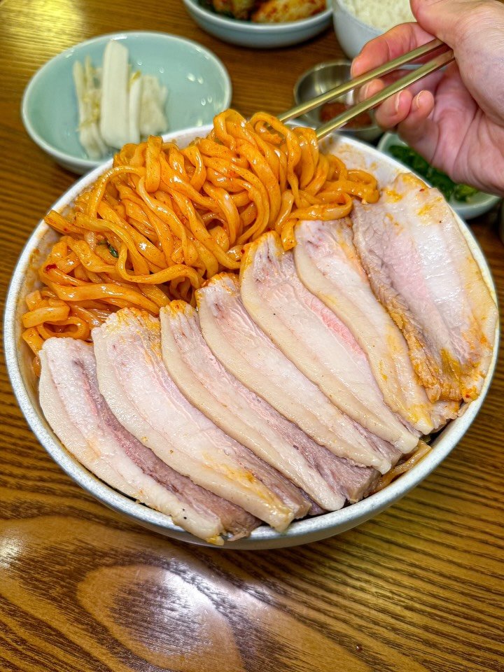 mat.planner 게시물 이미지: 닭반마리를 통째로 올려주는 칼국수라니,,
잠실에서 요즘 가장 핫한 조합...