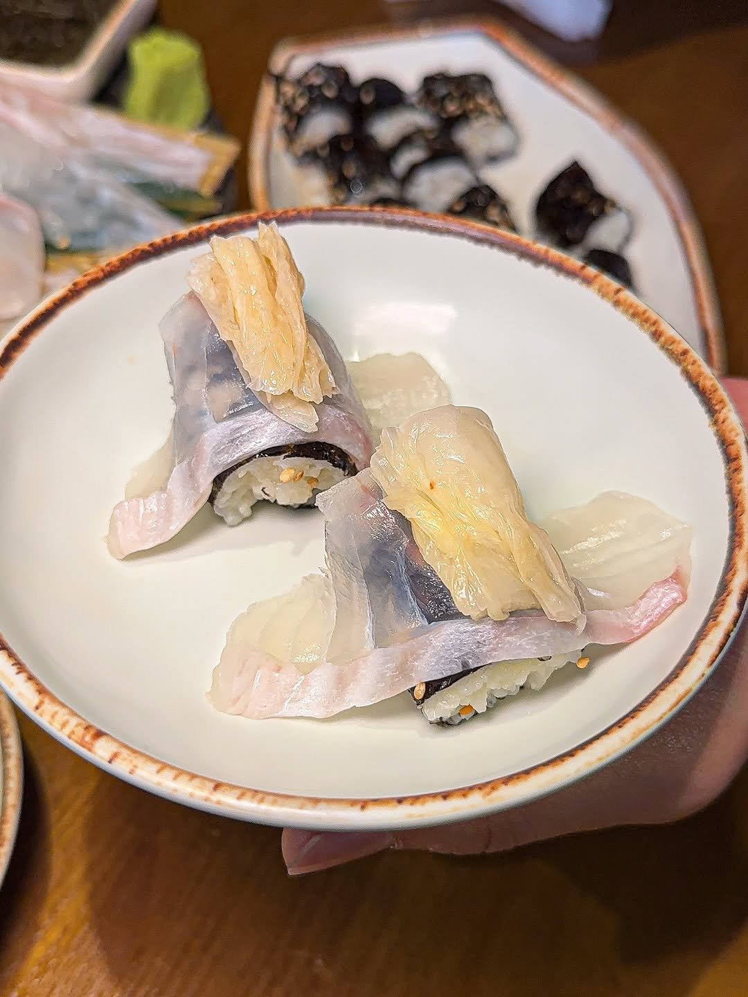 Photo by 맛플래너 | 서울맛집 경기도맛집 부산맛집 제주도맛집 on October 24, 2025. May be an image of sushi, sashimi, anchovies, sardine and text.