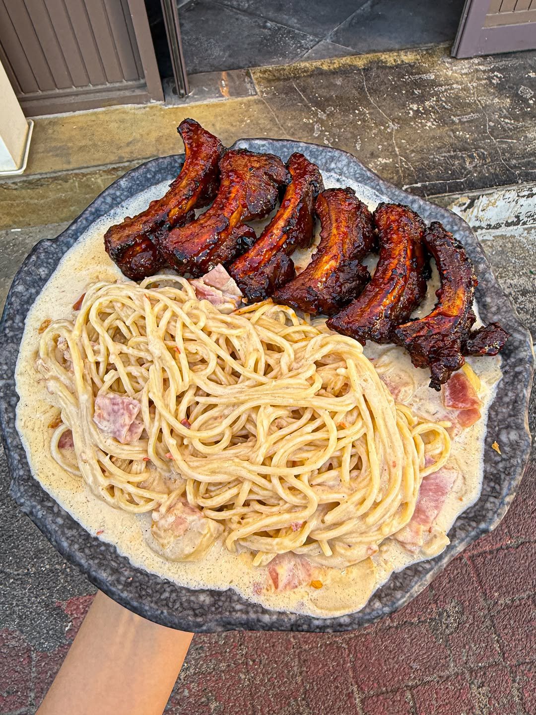 Photo by 맛플래너 | 서울맛집 경기도맛집 부산맛집 제주도맛집 on April 28, 2026. May be an image of pasta, sausage, sauce, spaghetti, pork and text.