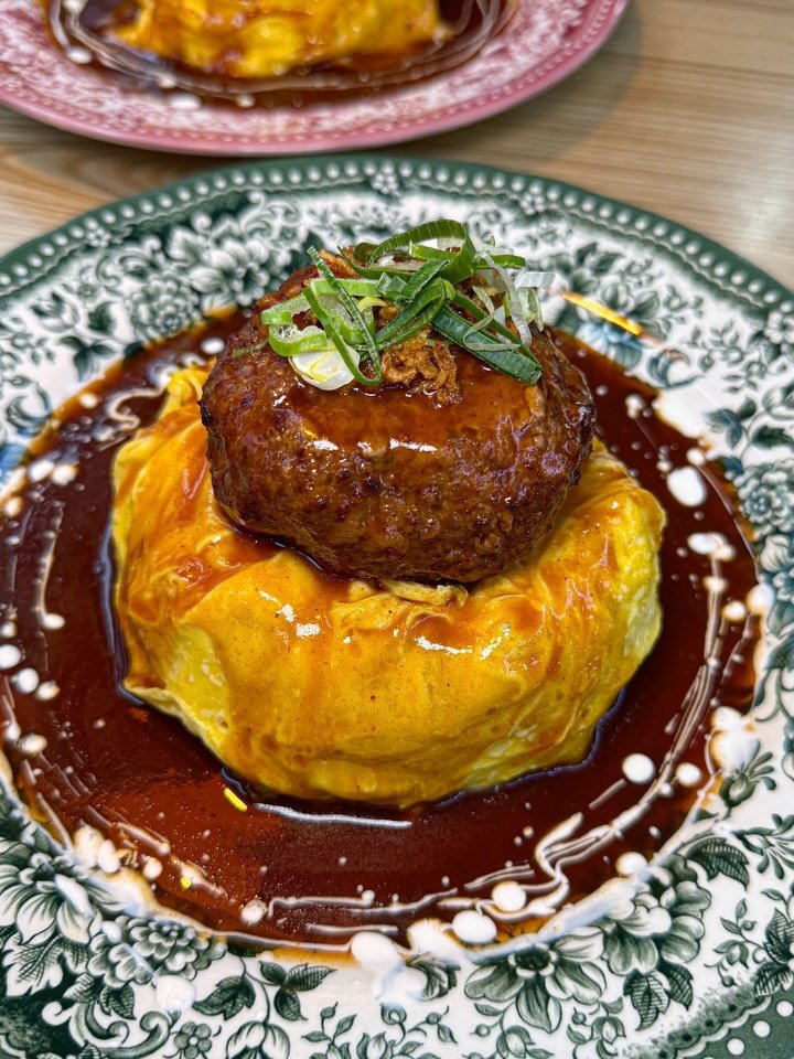 mat.planner 게시물 이미지: 부드러운 계란 오믈렛도 모자라 그 위에 육즙 가득한
수제 함박을 올리고 맛있는...