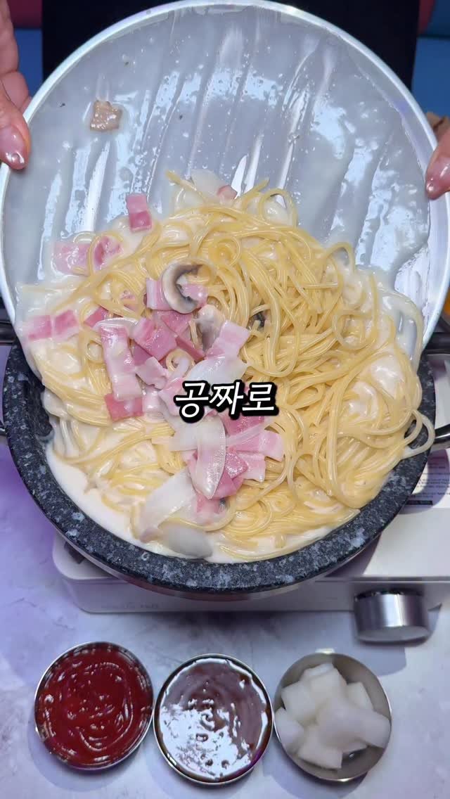 matddori_ 게시물 이미지: 파스타가 공짜?🫢

공짜로 돌판에 지글지글 끓여먹는
땡초크림파스타를...