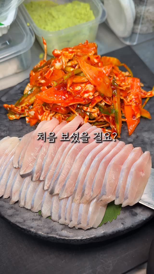 matddori_ 게시물 이미지: 아마 이 조합은 처음 보셨을걸요?🫢

전국 최초로 한우육회안키모소금김밥을
파는...