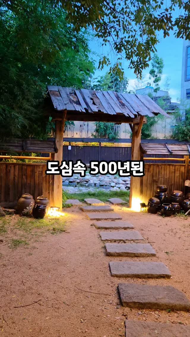 matguy_food 게시물 이미지: 이렇게 감성적인 분위기를 가진 고깃집은 드뭅니다.
통유리 너머 500년된 나무...