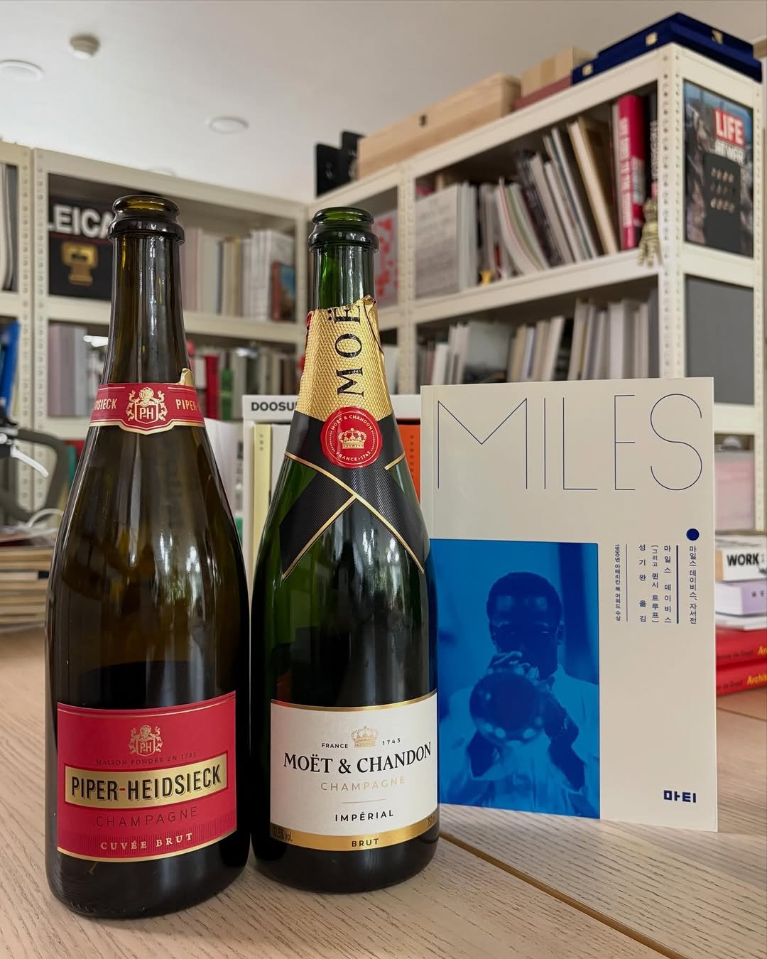 matibooks 게시물 이미지: 책의 날이라 (마실 핑계가 없어 묵혀둔) 샴페인을 땄습니다. 책 여러분(?)...