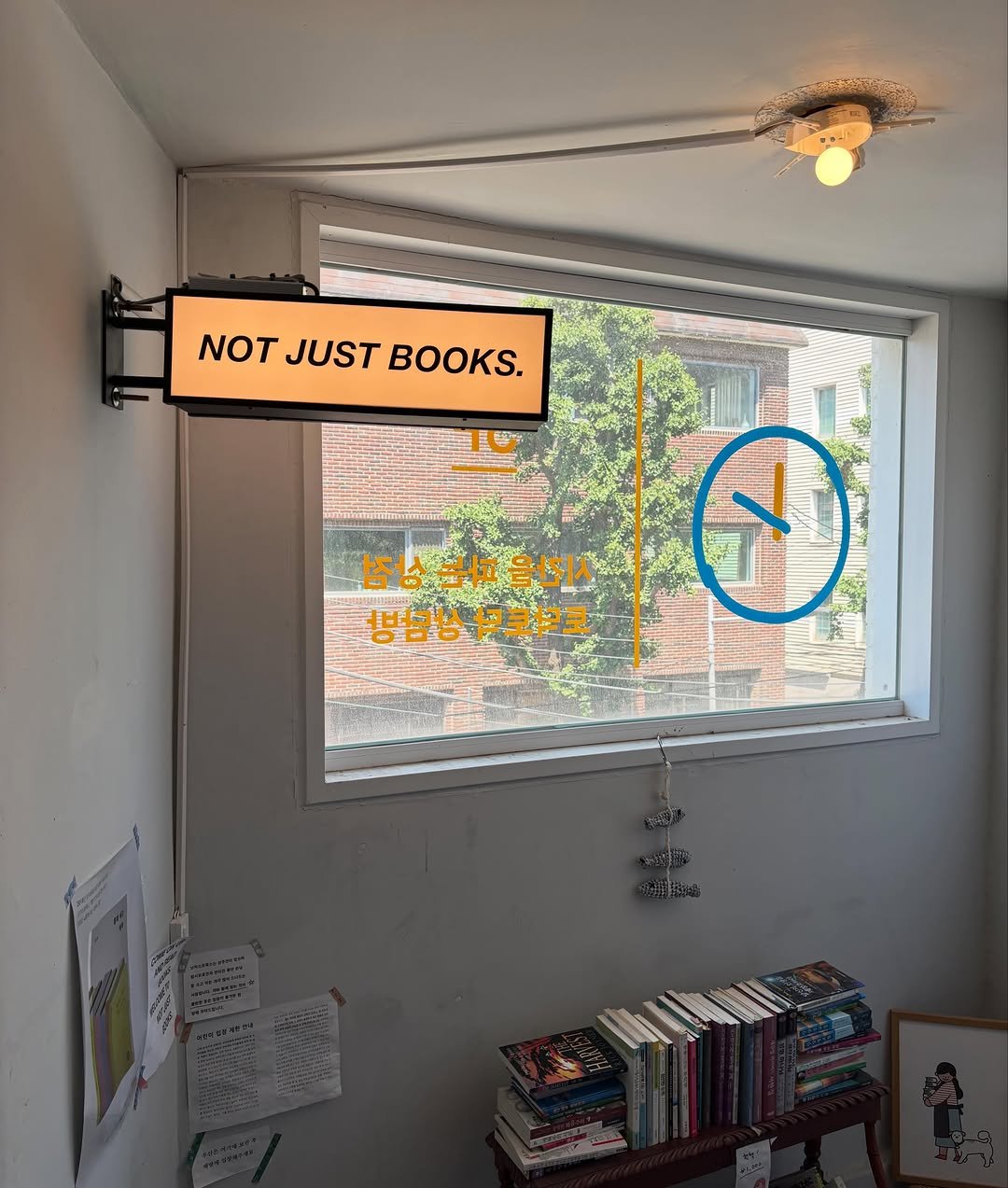 matibooks 게시물 이미지: 서울숲에서 약속이 있던 날, 낫저스트북스에 들렀습니다. 성수 어느 골목 1층에 있을...