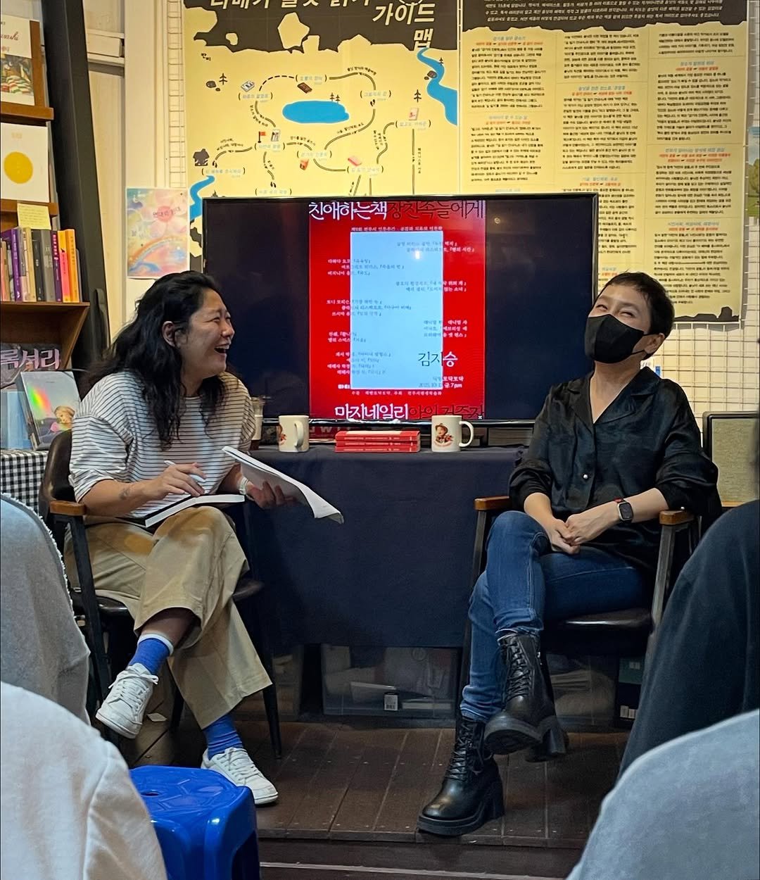 Photo shared by 도서출판 마티 on October 17, 2025 tagging @heaventomorrow, and @medusa.ji. May be an image of one or more people, people studying, book and text that says '가이드 キ 친애하는책 친애하는책장전족들에게 계속들어게 cma 에서리 AE 김지승 7m a 마지네일리'.