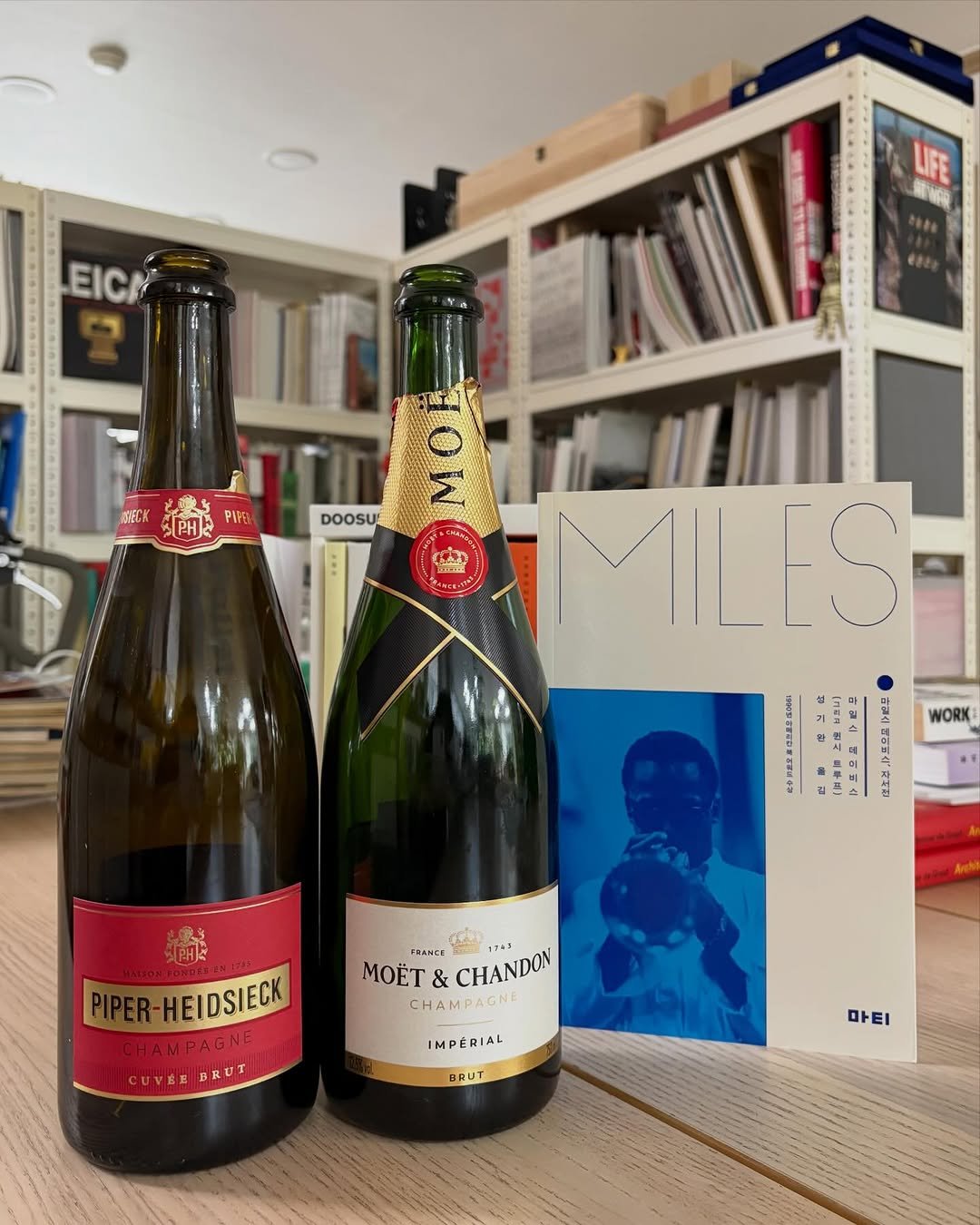 Photo by 도서출판 마티 on April 22, 2026. May be an image of champagne, bottle and text.