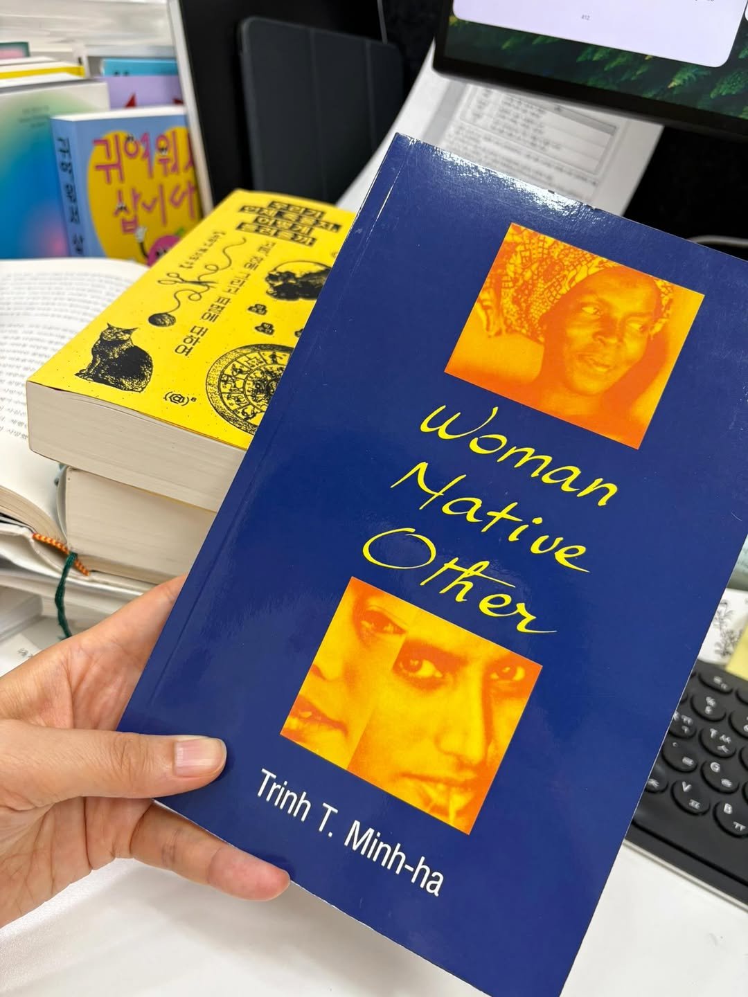 matibooks 게시물 이미지: 혹시, 탈식민페미니즘 영화감독이자 작가인 트린 민하의 책 «여성, 원주민, 타자»에...
