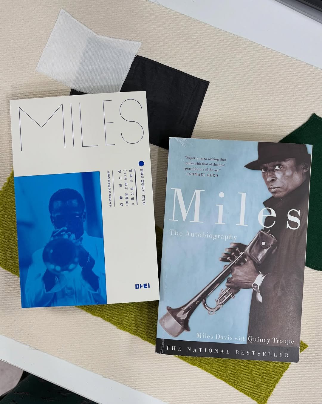 Photo by 도서출판 마티 on April 02, 2026. May be an image of trumpet, saxophone, magazine and text that says 'MILES 기 superio juza ritiua that thatciil hae that 神別 平き ー18日3えビ！ -ISHNAELREED MED Miles S M The TheAutobiography 마티 El 마 MilesDavis Miles Davis with Quiney Troupe :THE NATIONAL BESTSELLER'.