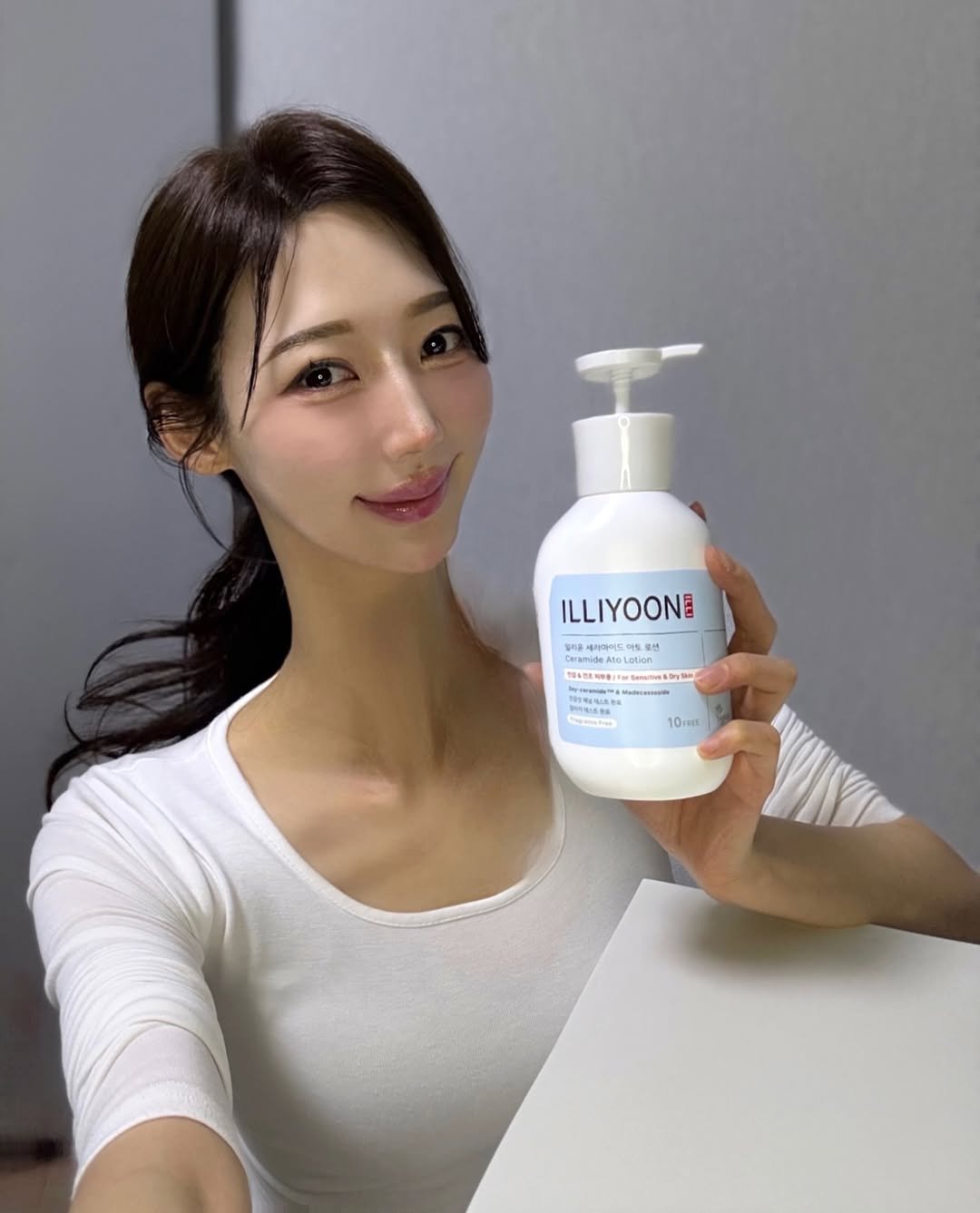 Photo shared by 은지 on December 24, 2025 tagging @illiyoon_official. May be an image of one or more people, hair, hair product, hand cream, lotion and text.