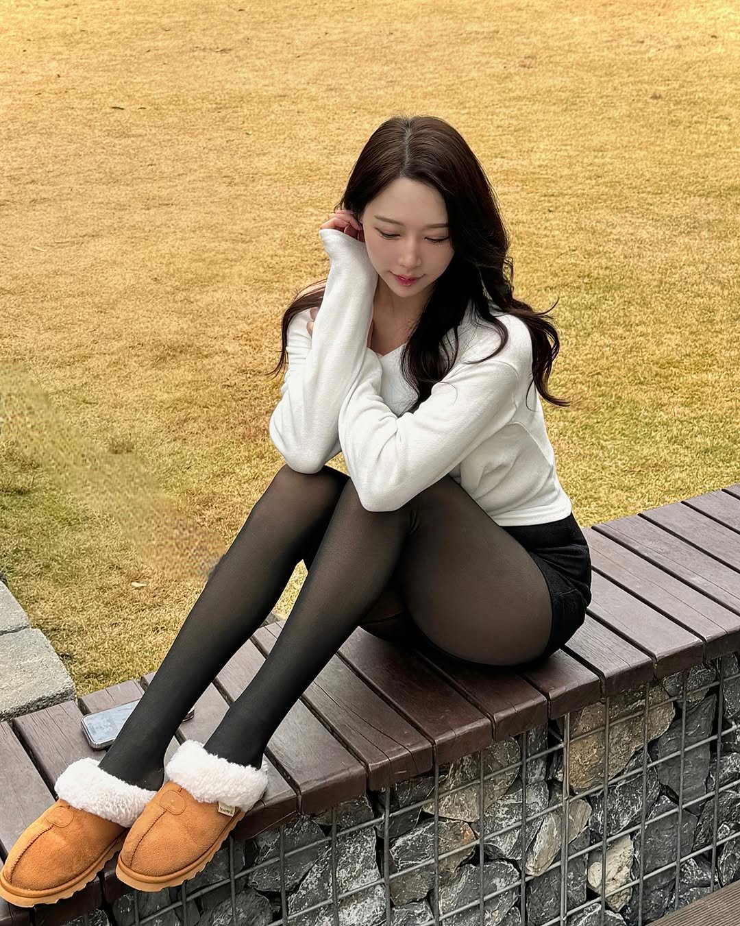 Photo shared by 은지 on November 08, 2025 tagging @bearpaw_official. May be an image of goosedown coat.