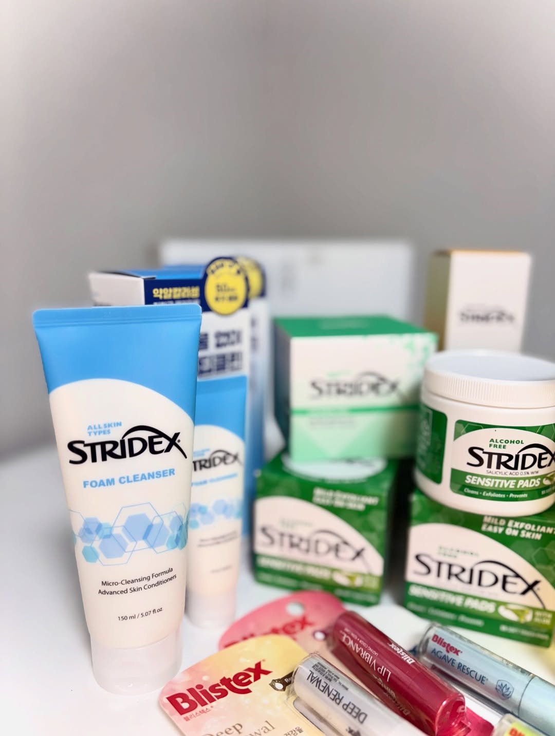 Photo shared by 은지 on December 12, 2025 tagging @blistex_kr_official. May be an image of hair product, ointment, lotion, toothbrush, hand cream, dental floss and text.