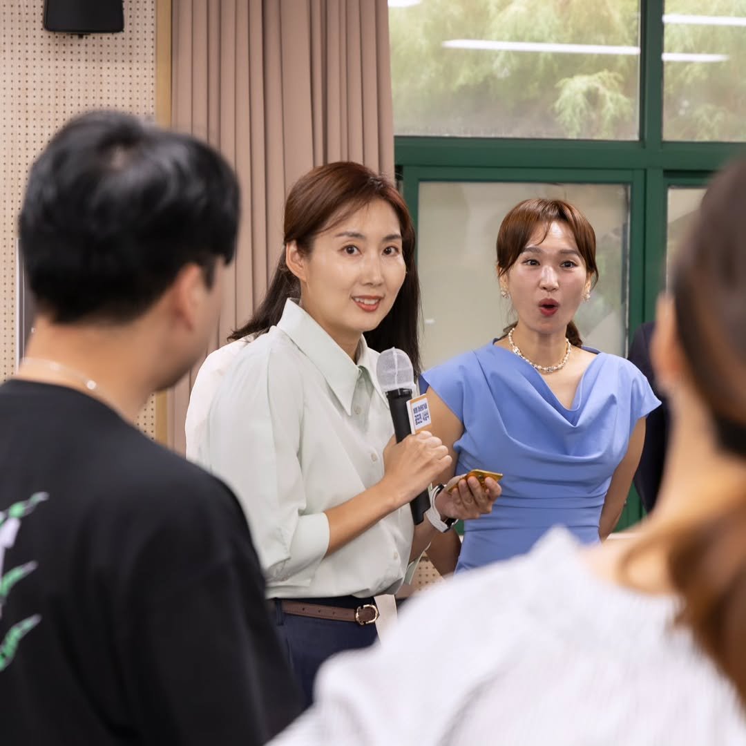 Photo by 소사장소피아 (박혜정) on August 19, 2025. May be an image of 4 people, hair and text.