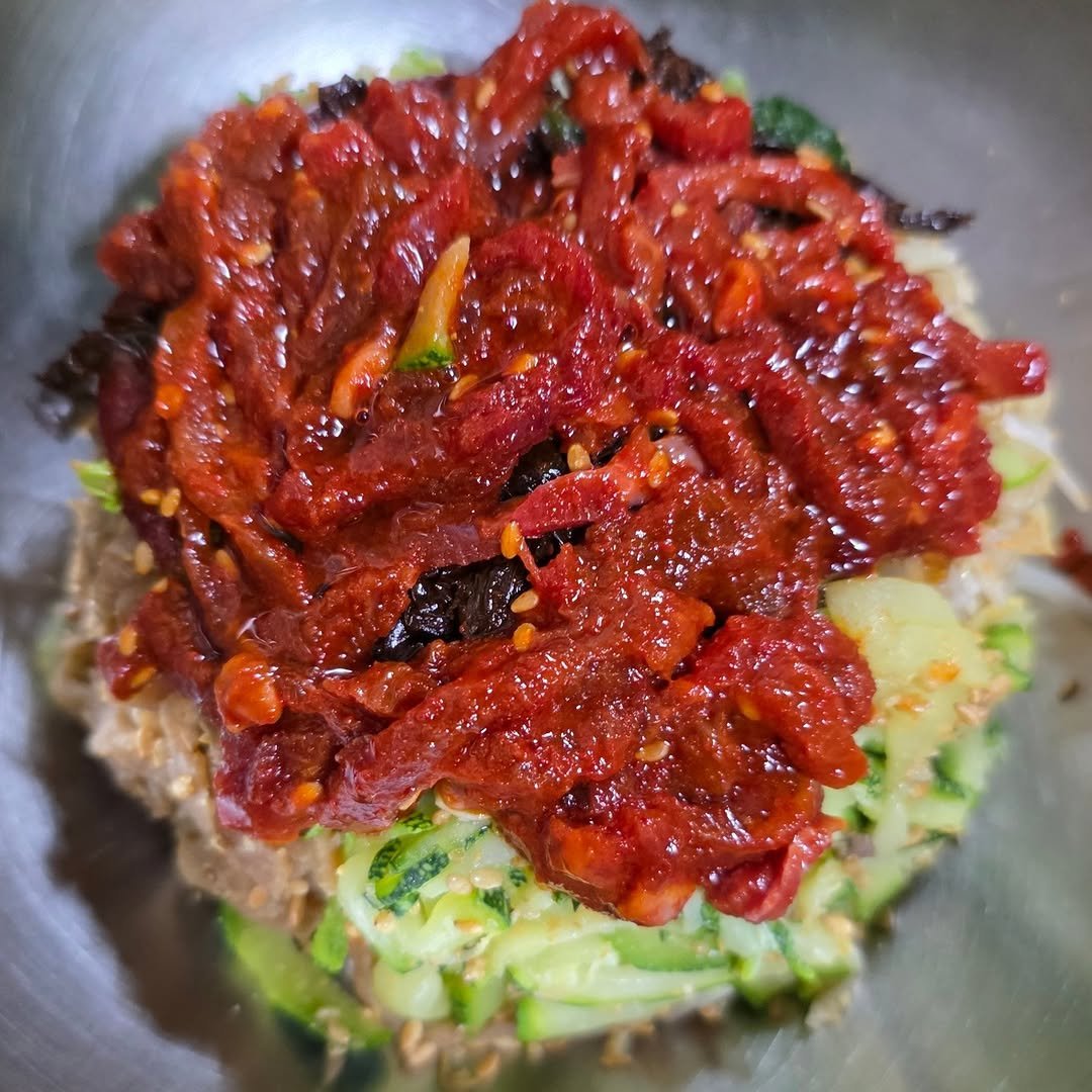 Photo by 소사장소피아 (박혜정) on August 31, 2025. May be an image of roe, cucumber, sauce, seaweed, fritter and text.