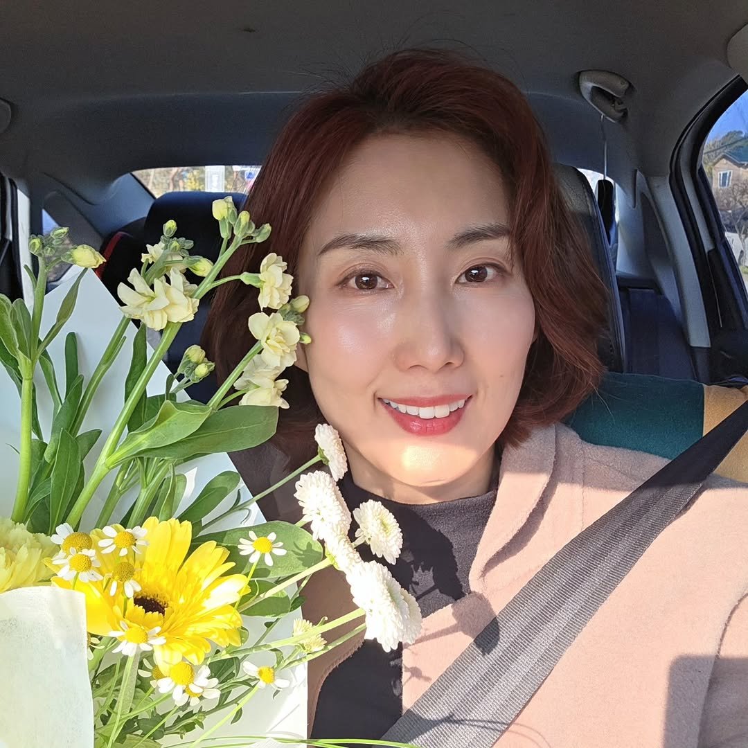 Photo by 소사장소피아 (박혜정) on November 25, 2025. May be an image of bouquet and flower arrangement.