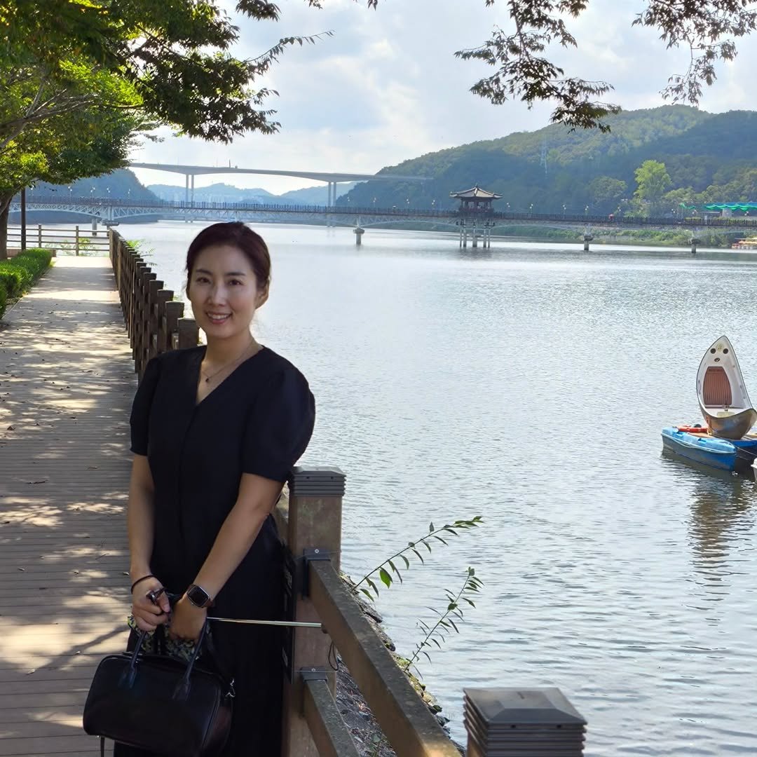 Photo by 소사장소피아 (박혜정) on September 16, 2025. May be an image of 2 people, lake, suspension bridge and text.