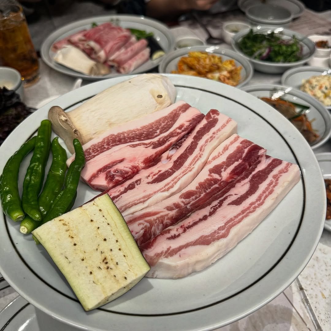 Photo by 맛나뇽 on December 04, 2025. May be an image of beef, pork and text.