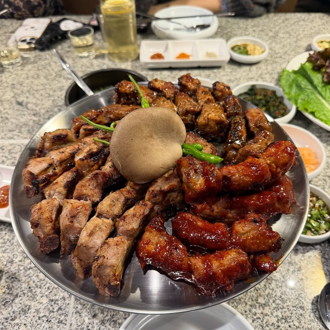 Photo by 맛나뇽 on December 06, 2025. May be an image of steak and text.