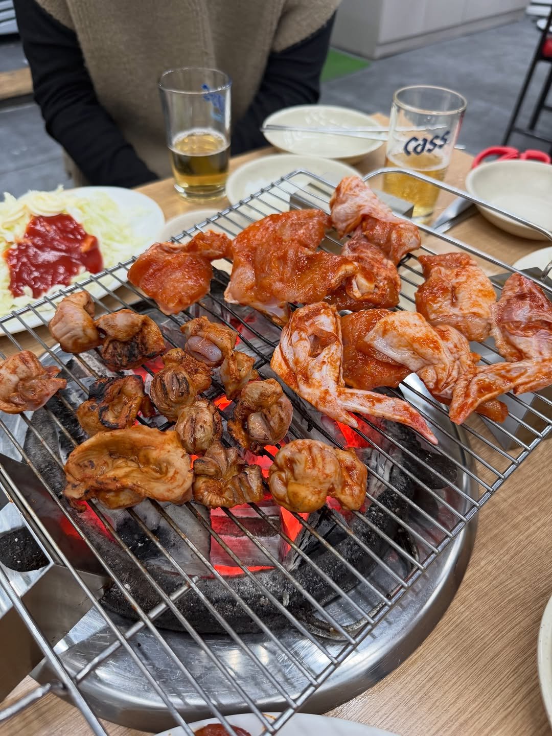 Photo by 맛나뇽 on December 31, 2025. May be an image of chicken, pork, grill, skewer and text.