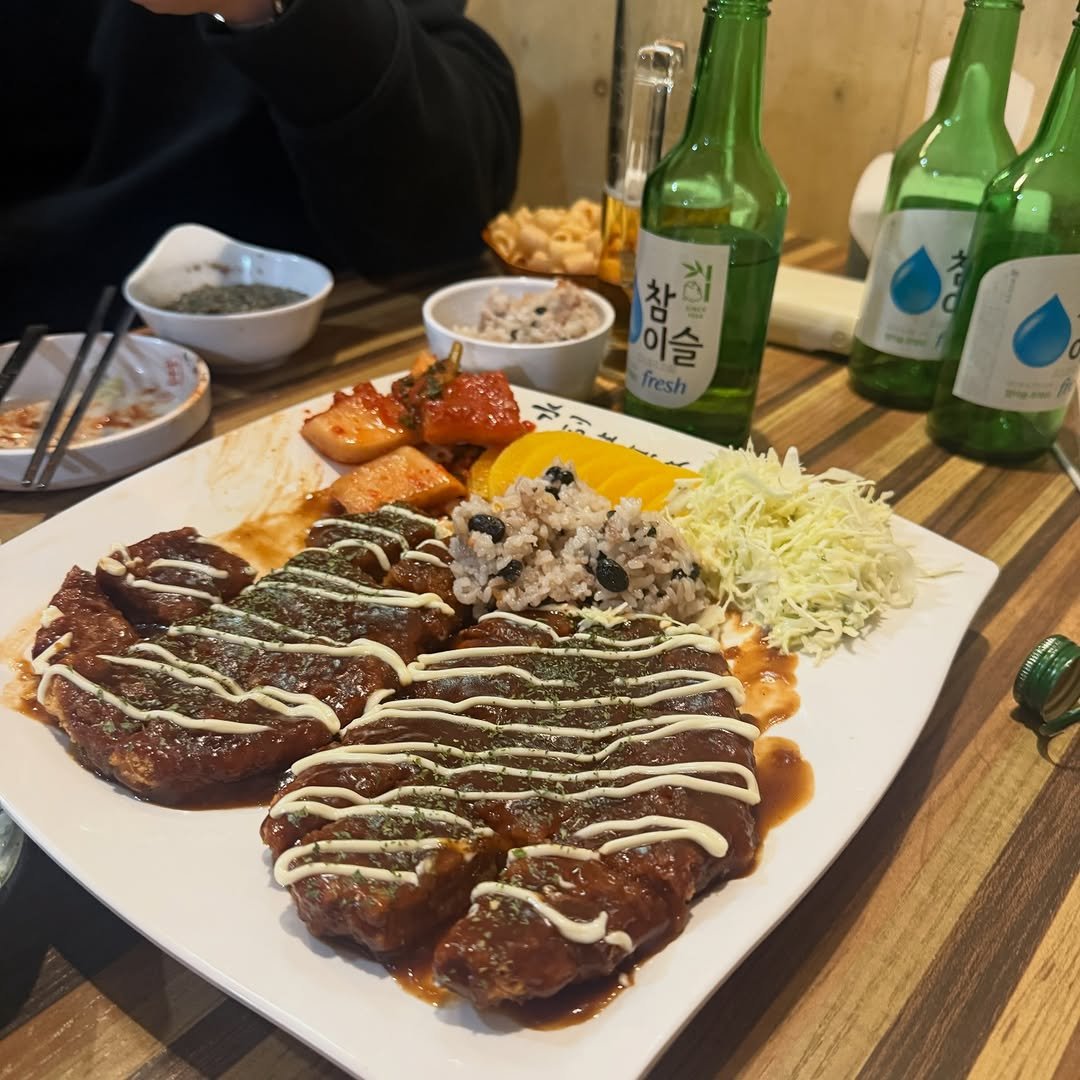 Photo by 맛나뇽 on December 05, 2025. May be an image of ‎cutlet and ‎text that says '‎참이 اله 특이 일슬 สอิง fresh‎'‎‎.