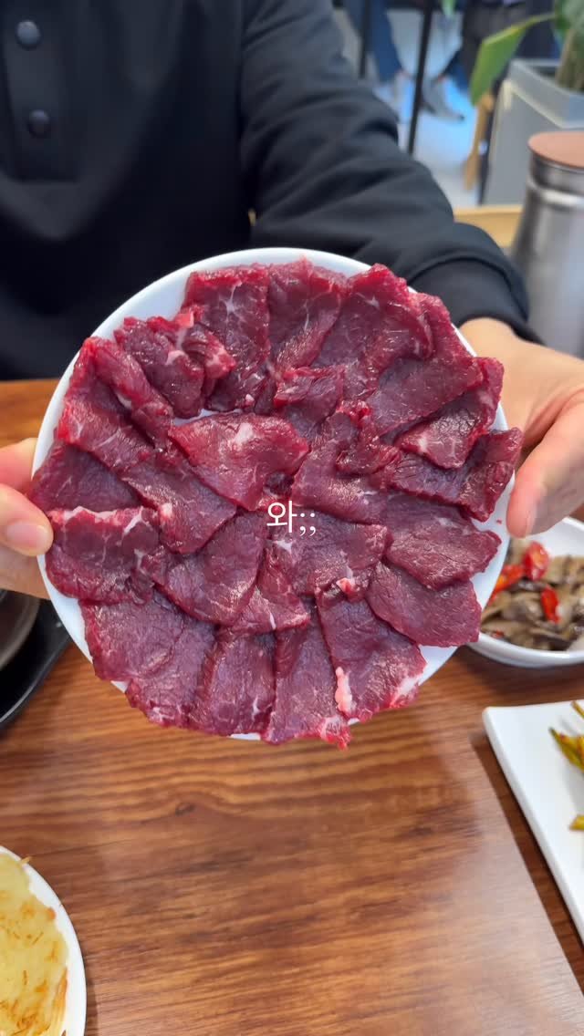 matport_ 게시물 이미지: 당일 도축 한우만 사용하는 찐 뭉티기 맛집,,,🥹
두툼하게 썰어냈는데도 결이...