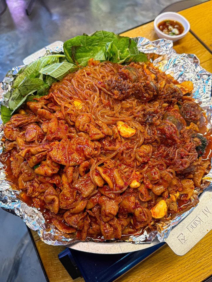 matport_ 게시물 이미지: 왘 연남동에서 먹을수 있는 철판 알곱창집,,
알곱창이랑 순대곱창 반반 섞어서...