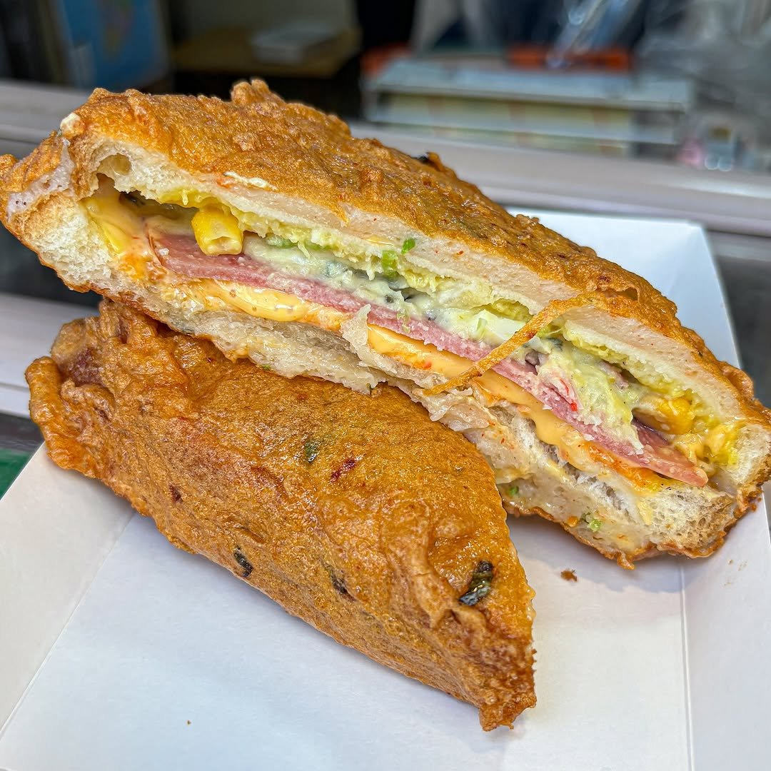Photo by 맛포트 | [서울맛집/경기맛집/부산맛집/제주도맛집] on September 22, 2025. May be an image of croquette, baguette, club sandwich, salami and text.