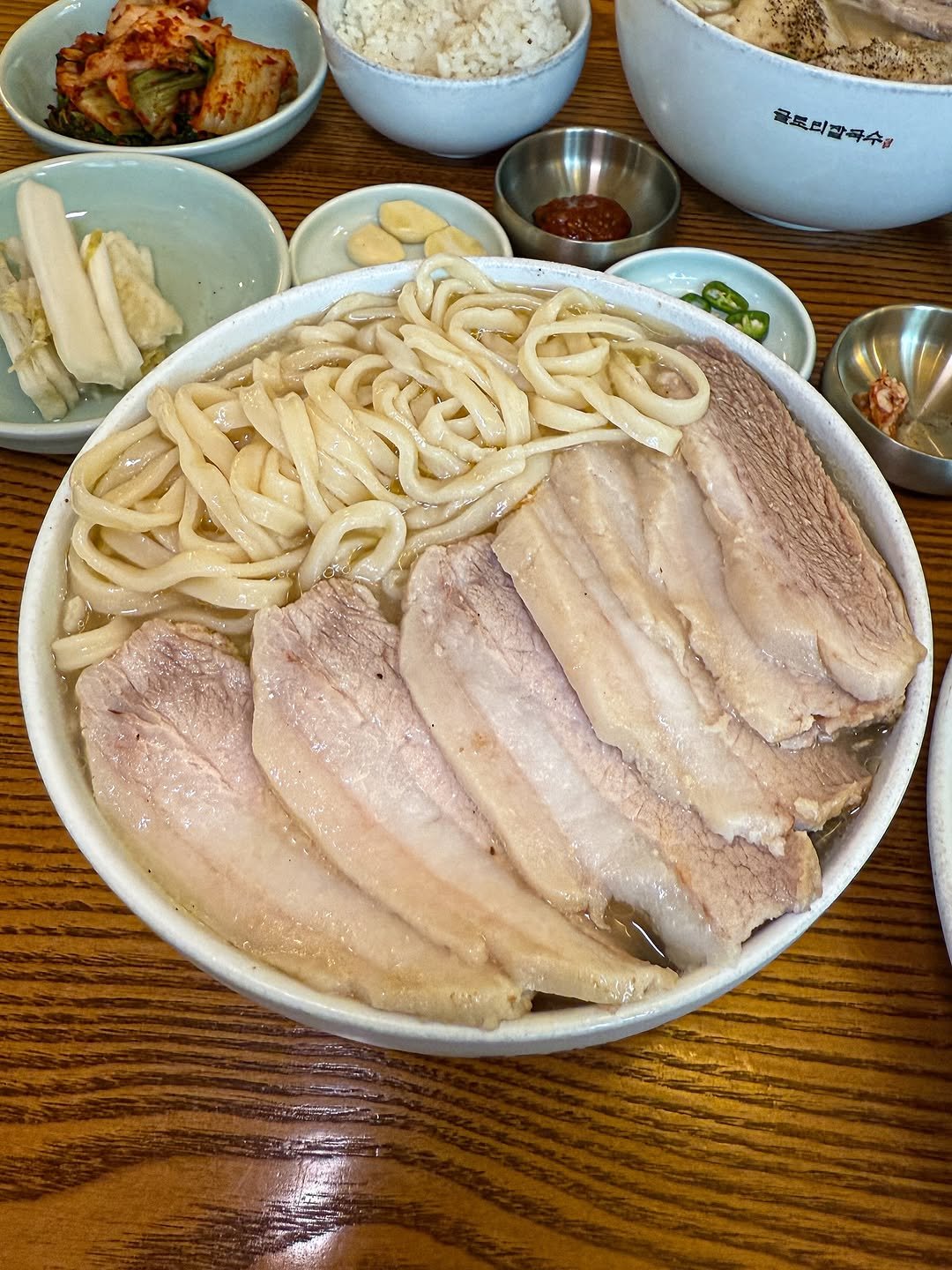 Photo by 맛포트 | [서울맛집/경기맛집/부산맛집/제주도맛집] on September 23, 2025. May be an image of ramen, noodles, pork and text.