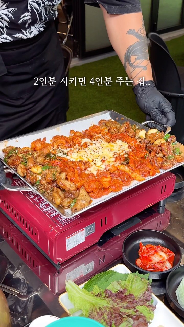 matport_ 게시물 이미지: 여기 양 보고 다들 한 번씩 놀란다는 이유가 있,,
2인분만 주문했는데도 판이 가득...