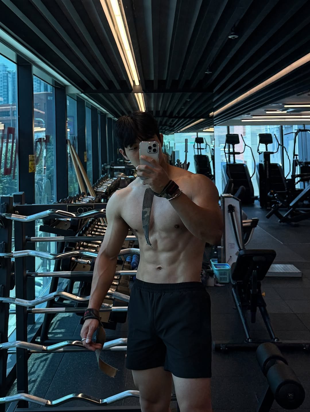 Photo shared by 운동 열심히 하는 사람 on July 07, 2025 tagging @ressentiment.official. May be an image of 1 person, biceps, body building and text.