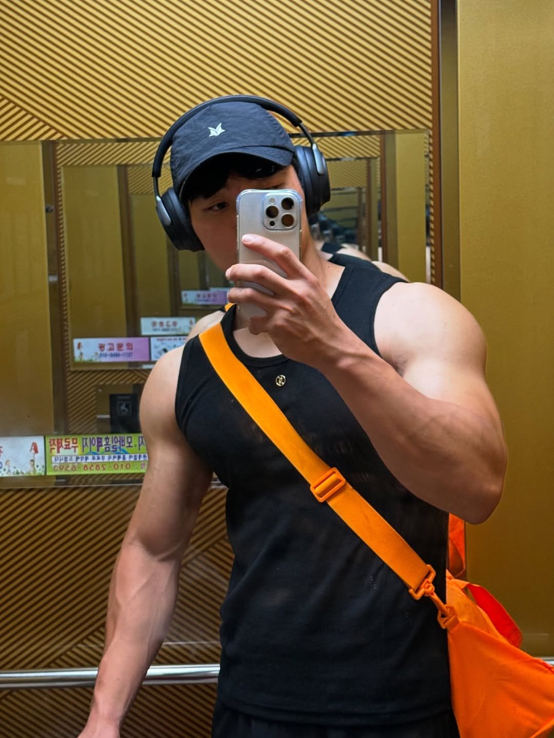 Photo by 운동 열심히 하는 사람 in Busan 釜山, South Korea. May be a selfie of 1 person, biceps, body building, sportswear, tanktop and text.