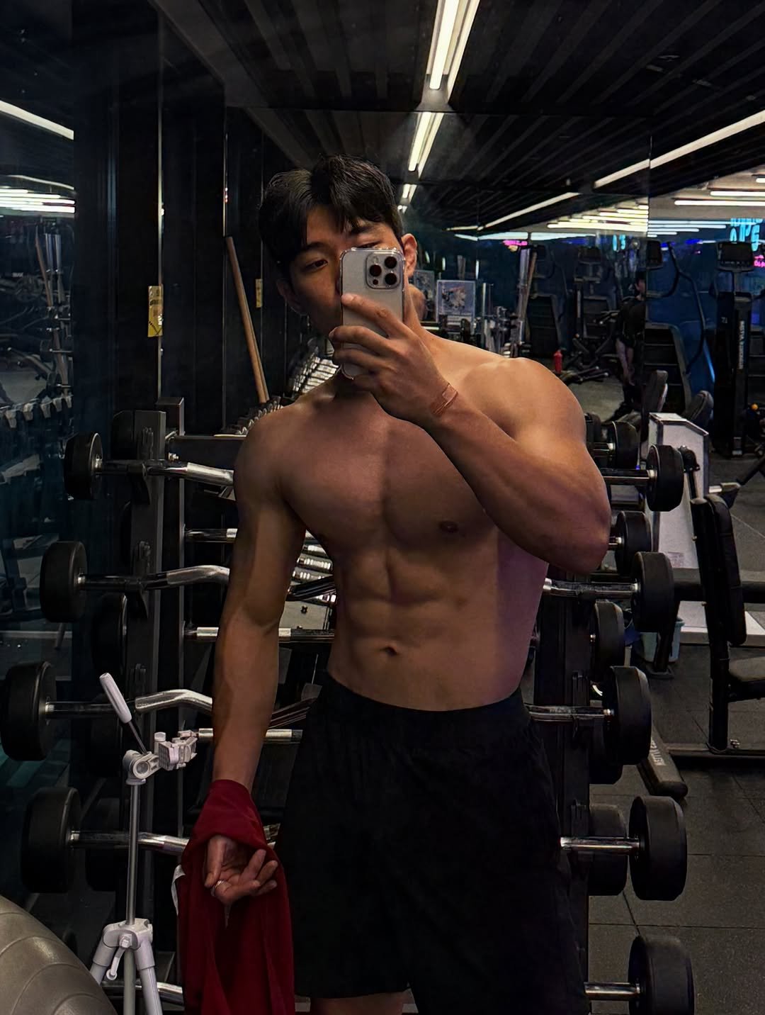 Photo by 운동 열심히 하는 사람 in Busan 釜山, South Korea with @plaknit_official. May be an image of 1 person, biceps, body building and text.