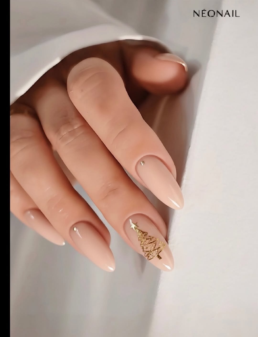 Photo by Karolina Matuszewska on November 28, 2025. May be an image of one or more people, fingernails and text that says 'NÉONAIL 人'.