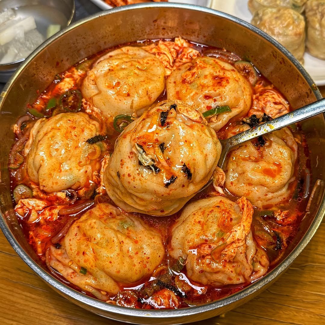 Photo by 맛집 스포일러 - 윤쌤 | 먹스타그램 on August 03, 2025. May be an image of tofu, hot pot, stew, dumpling and text.