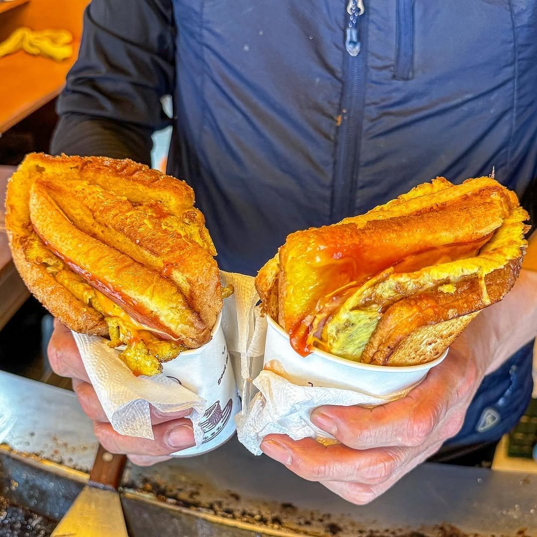 Photo by 맛집 스포일러 - 윤쌤 | 먹스타그램 on August 11, 2025. May be an image of 1 person, potpie, croquette, hand pie, fritter, bread, pancake, pretzel and text.