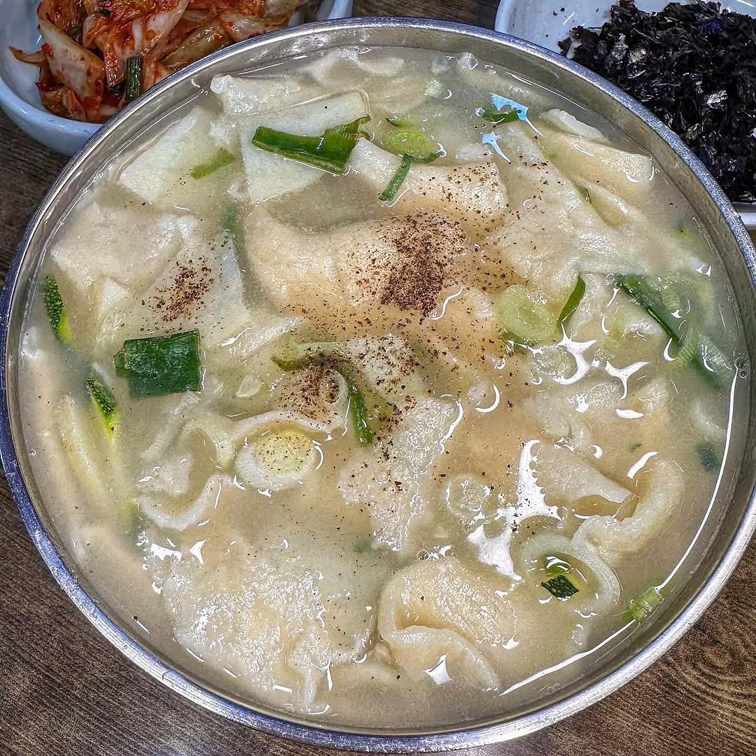 matzip_spoiler_ 게시물 이미지: 비오는날 생각나는 명품 손칼국수다
할머니의 손맛을 담은 #프라자손칼국수 

진한...