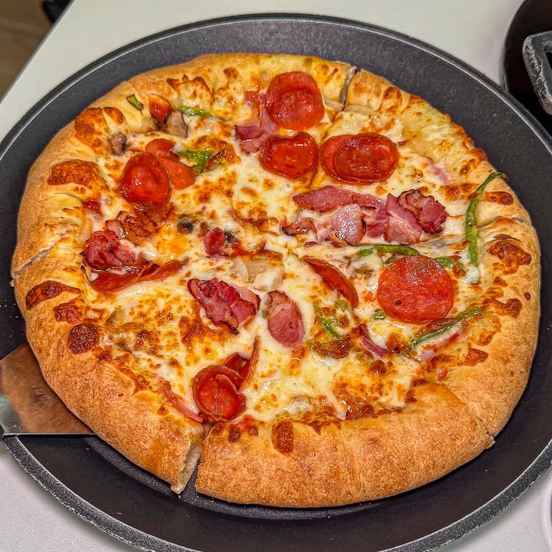 Photo by 스포일러 on April 14, 2026. May be an image of pizza, mozzarella and text.