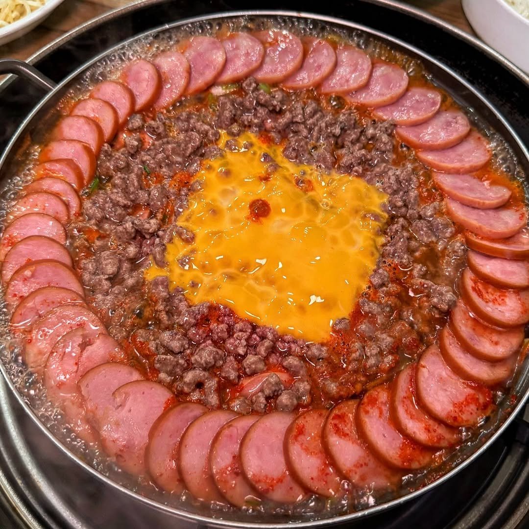 Photo by 맛집 스포일러 - 윤쌤 | 먹스타그램 on July 25, 2025. May be an image of hot pot, beef, sausage and text.